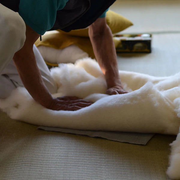 
                  
                    浅草の型染め工房本品堂（ポンピン堂）の型染め本縫い小座布団　招き猫　文様　型染め　更銈　テキスタイル
                  
                