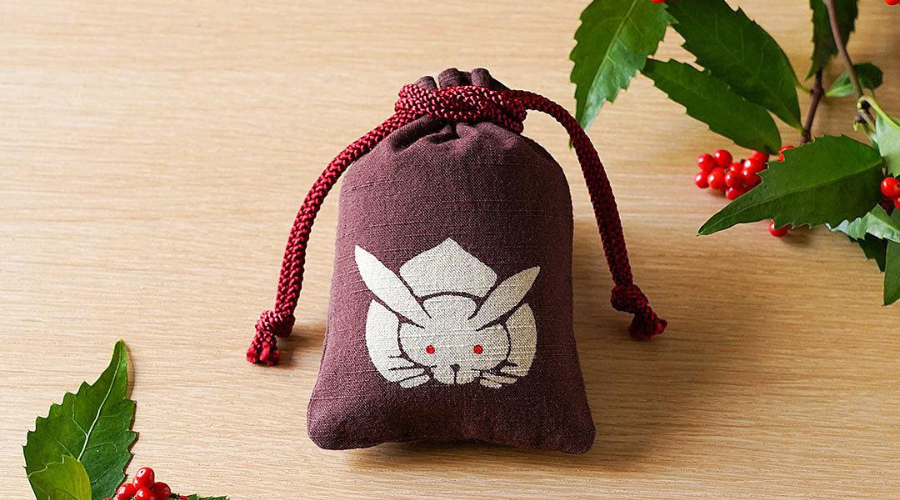 浅草の型染め工房本品堂（ポンピン堂）の守袋（うさぎ）　更銈　紅型　文様　型染め　更銈　テキスタイル