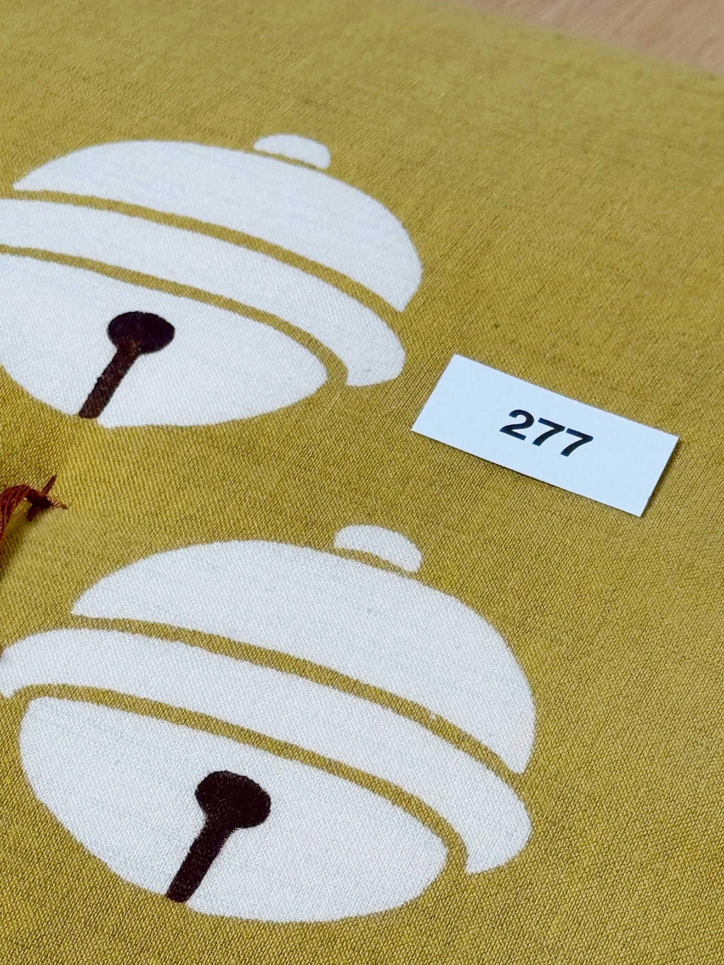 
                  
                    【蔵出し】　本縫い小座布団「鈴」 #277
                  
                