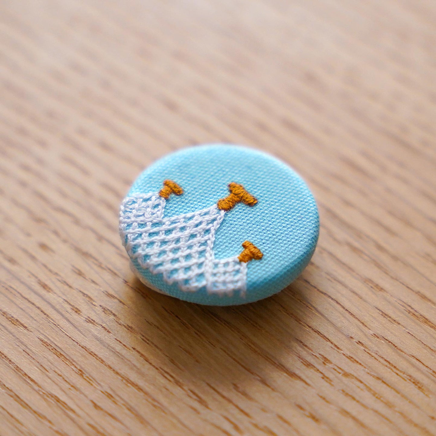 
                  
                    ●NEW! ●　刺繍ブローチ「網干」
                  
                