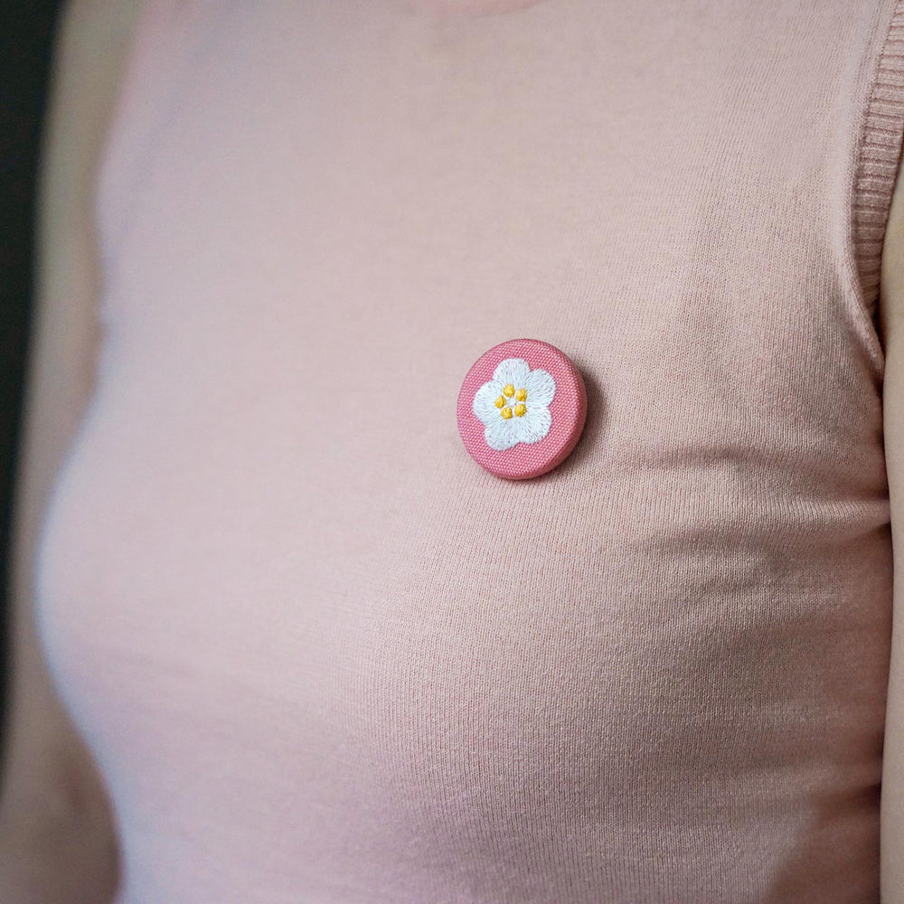 
                  
                    刺繍ブローチ「梅」
                  
                