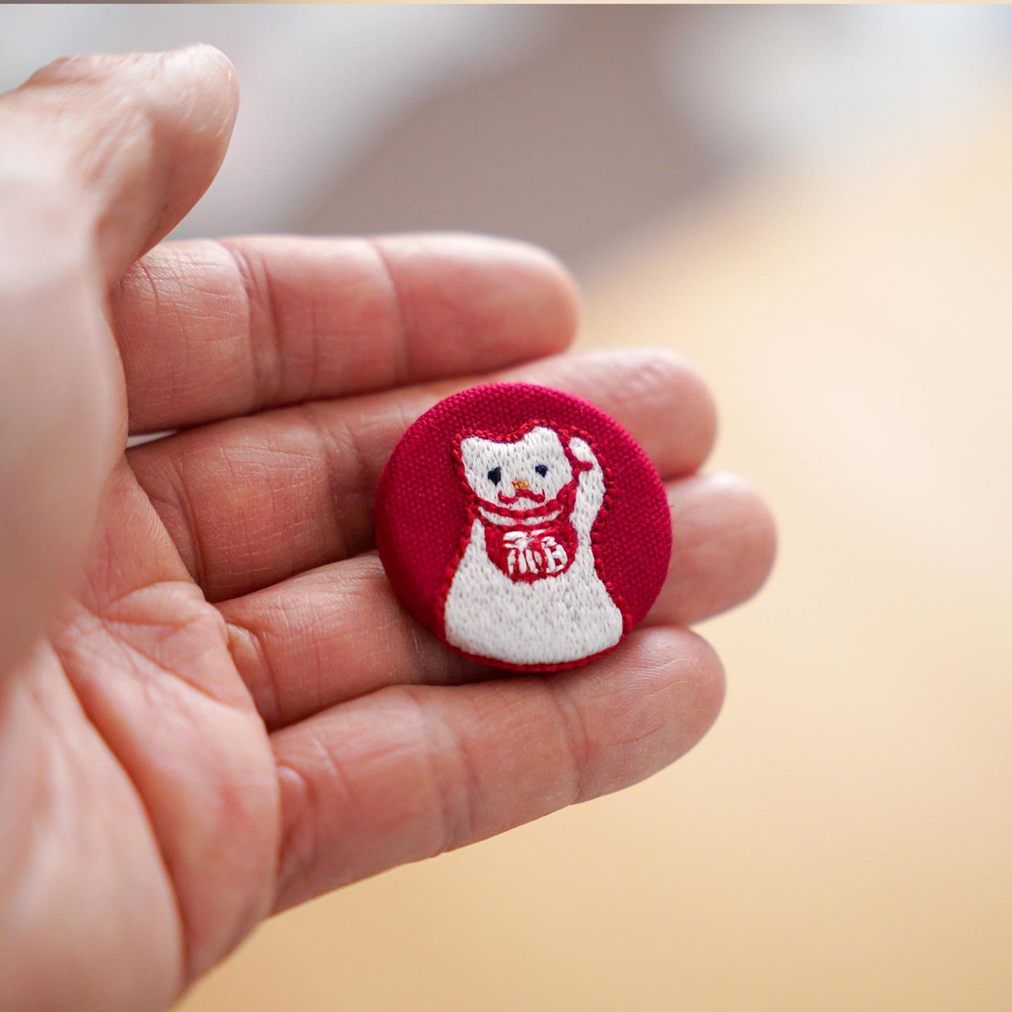
                  
                    刺繍ブローチ「招き猫」
                  
                