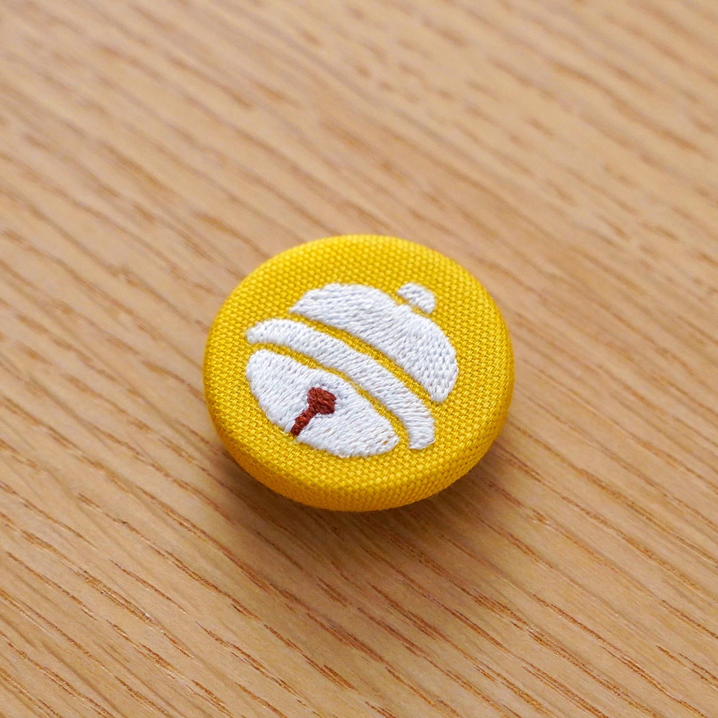 
                  
                    刺繍ブローチ「鈴」
                  
                