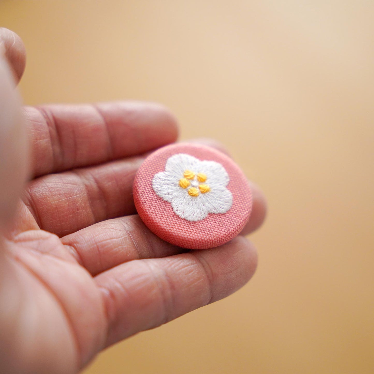 
                  
                    刺繍ブローチ「梅」
                  
                