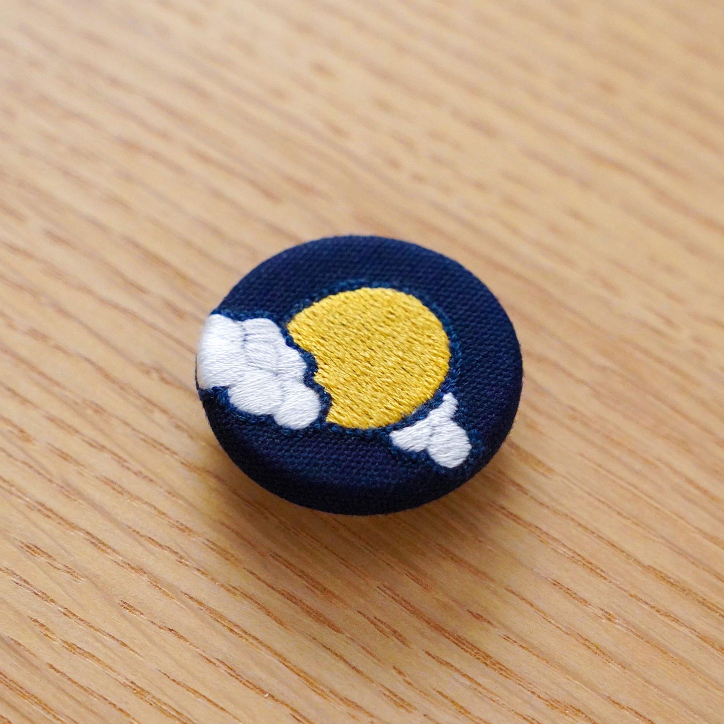 
                  
                    刺繍ブローチ「雲月」
                  
                
