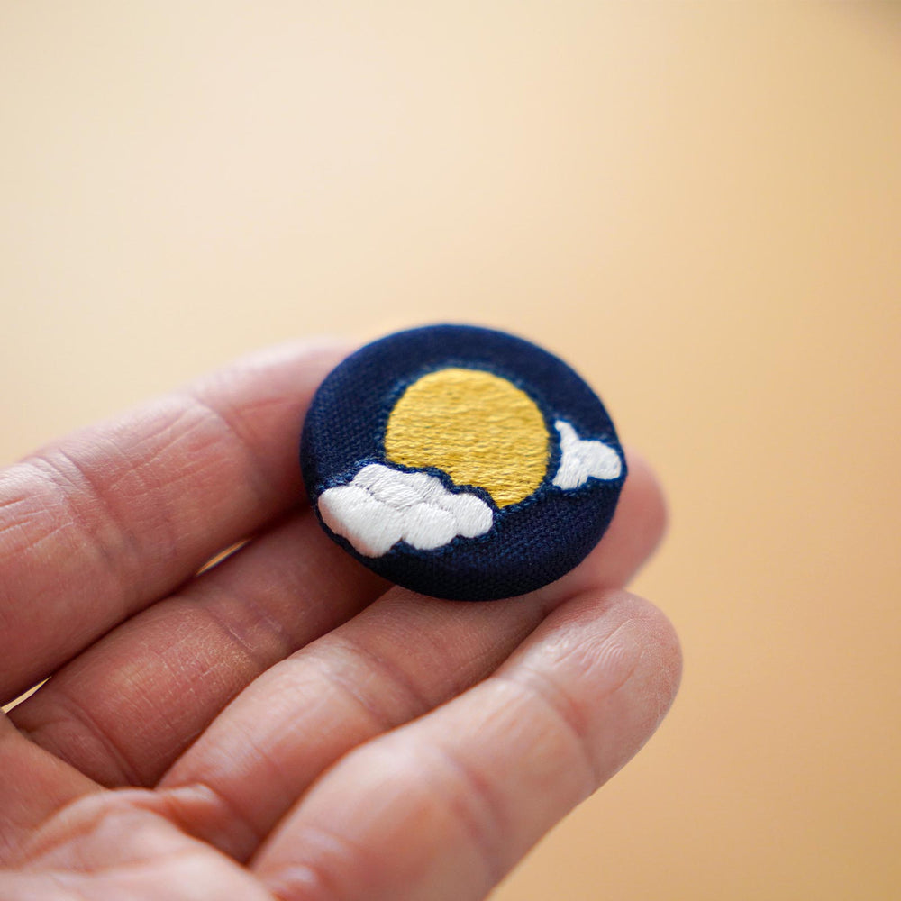
                  
                    刺繍ブローチ「雲月」
                  
                