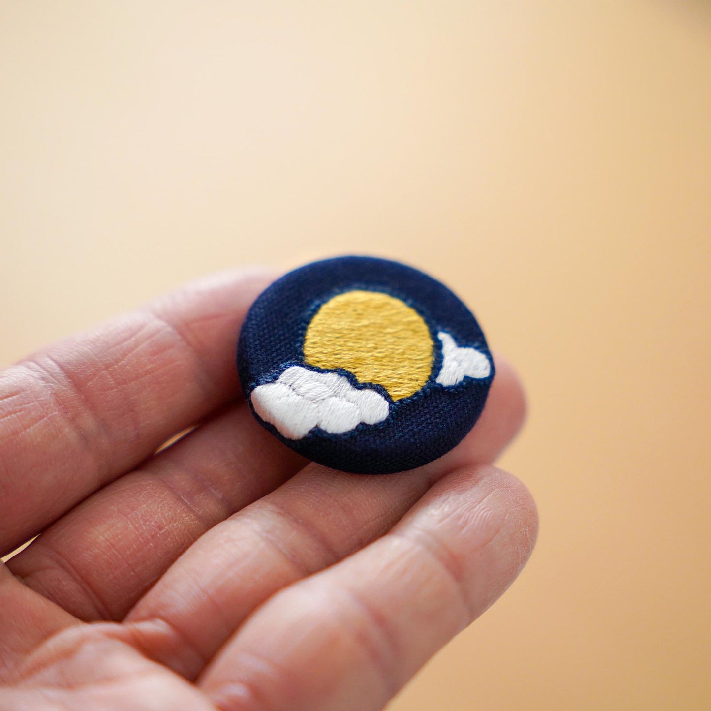 
                  
                    刺繍ブローチ「雲月」
                  
                