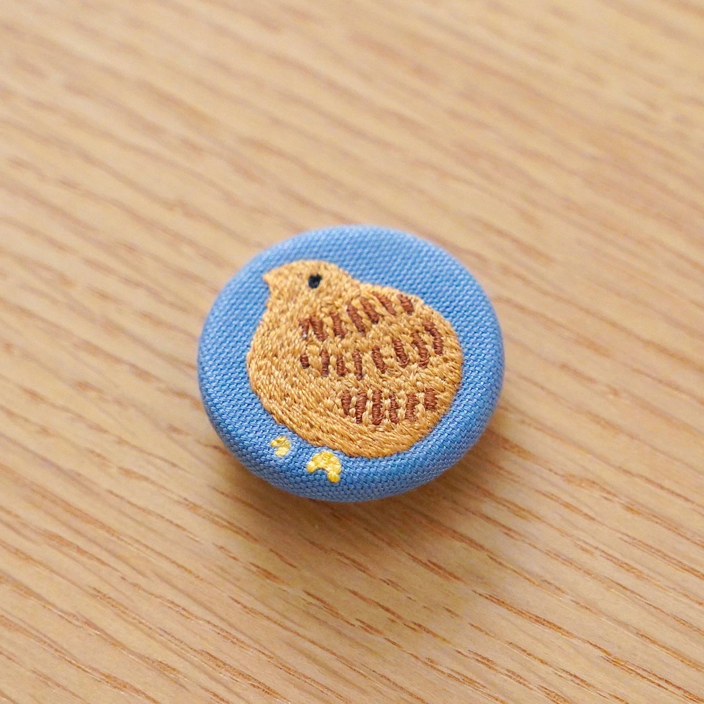 
                  
                    刺繍ブローチ「うずら」
                  
                