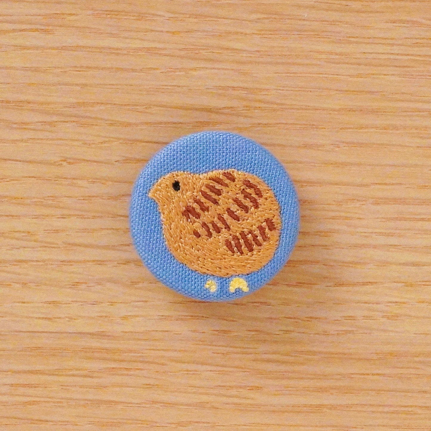 刺繍ブローチ「うずら」