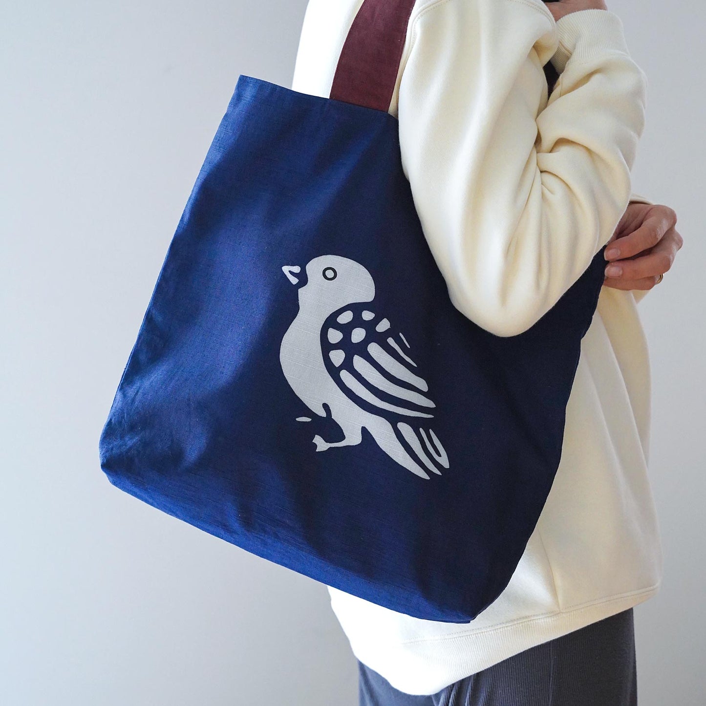 
                  
                    型染めバッグ「鳩」　●７営業日ほどお時間をいただきます
                  
                