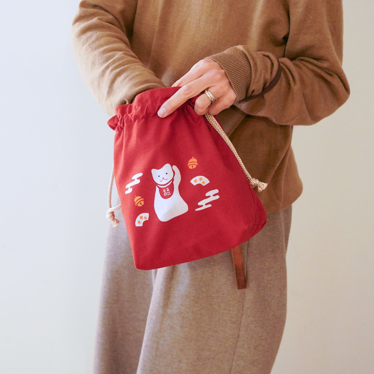 
                  
                    ●NEW●　型染め・巾着バッグ「招き猫」
                  
                