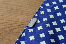 将图片加载到图库查看器，浅草の型染め工房本品堂（ポンピン堂）のハンケチ　ハンカチ　花小紋　文様　型染め　更銈　テキスタイル
