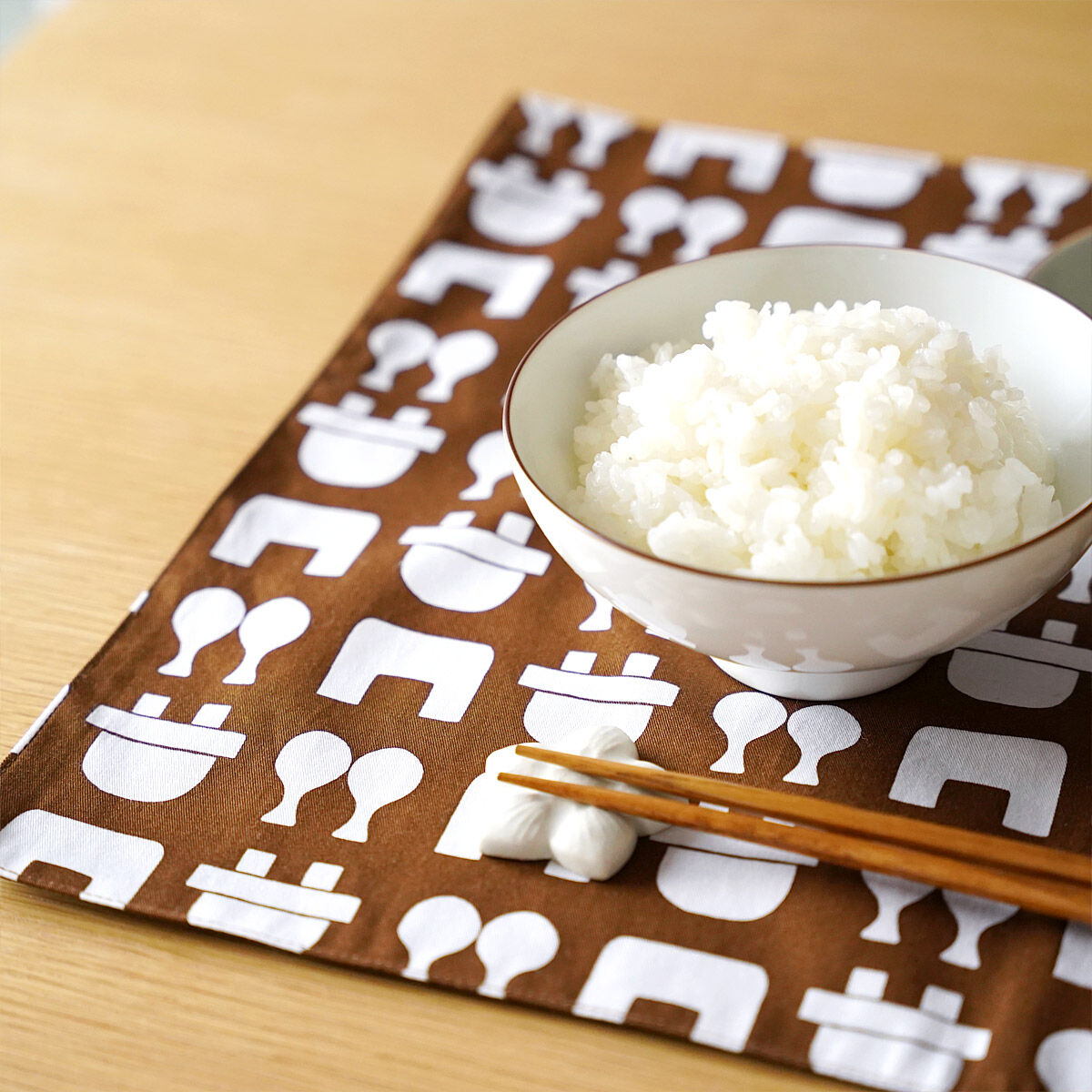 
                  
                    浅草の型染め工房本品堂（ポンピン堂）のランチョンマット　飯炊き紋　文様　型染め　更銈　テキスタイル
                  
                
