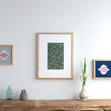Load image into Gallery viewer, 浅草の型染め工房本品堂（ポンピン堂）の型染め額装　花柄小紋　文様　型染め　更銈　テキスタイル

