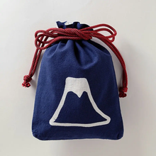 Load image into Gallery viewer, 浅草の型染め工房本品堂（ポンピン堂）の合切袋　富士山　文様　型染め　更銈　テキスタイル
