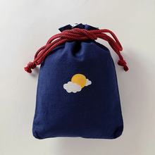 Load image into Gallery viewer, 浅草の型染め工房本品堂（ポンピン堂）の合切袋　富士山　文様　型染め　更銈　テキスタイル
