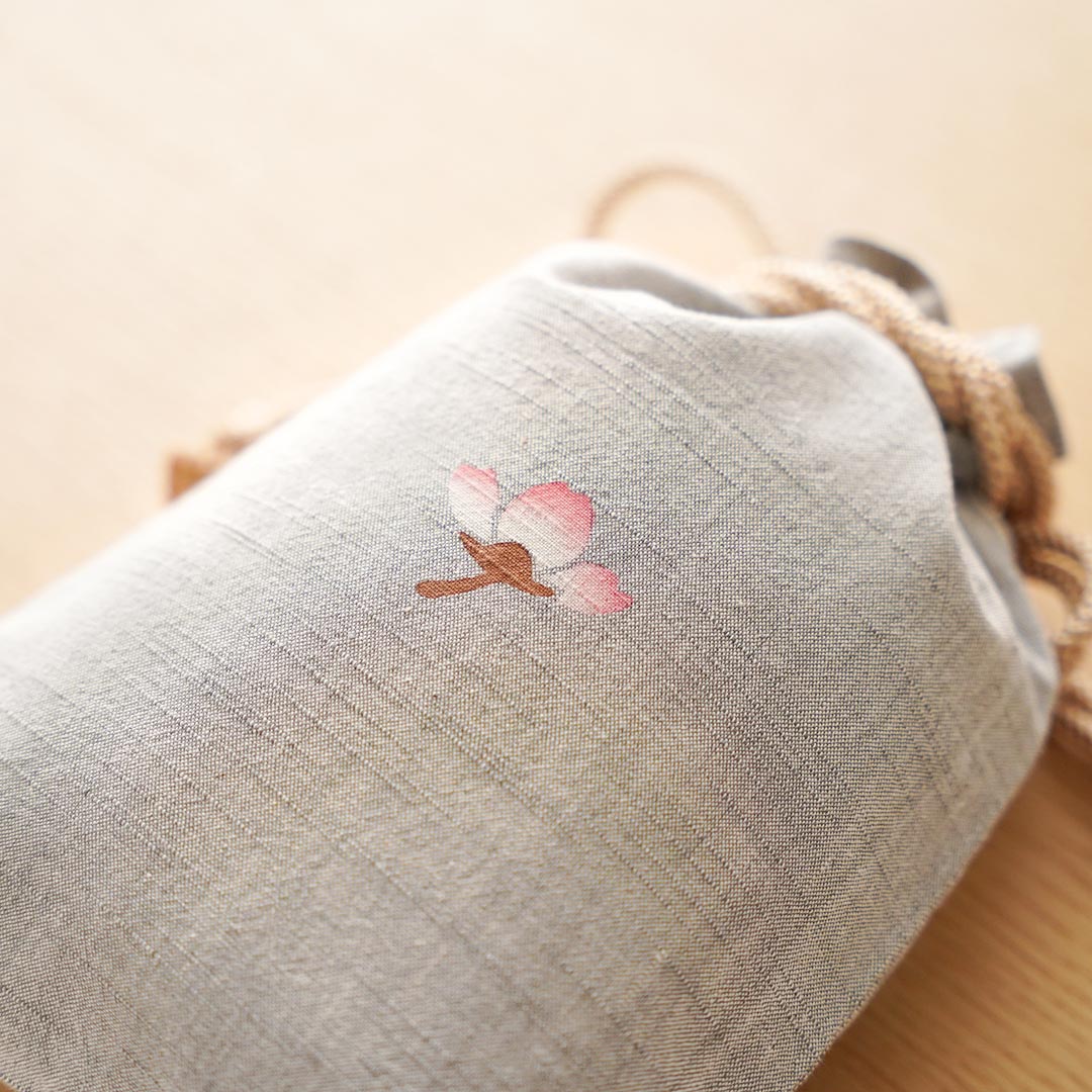 
                  
                    浅草の型染め工房本品堂（ポンピン堂）の合切袋　桜　文様　型染め　更銈　テキスタイル
                  
                