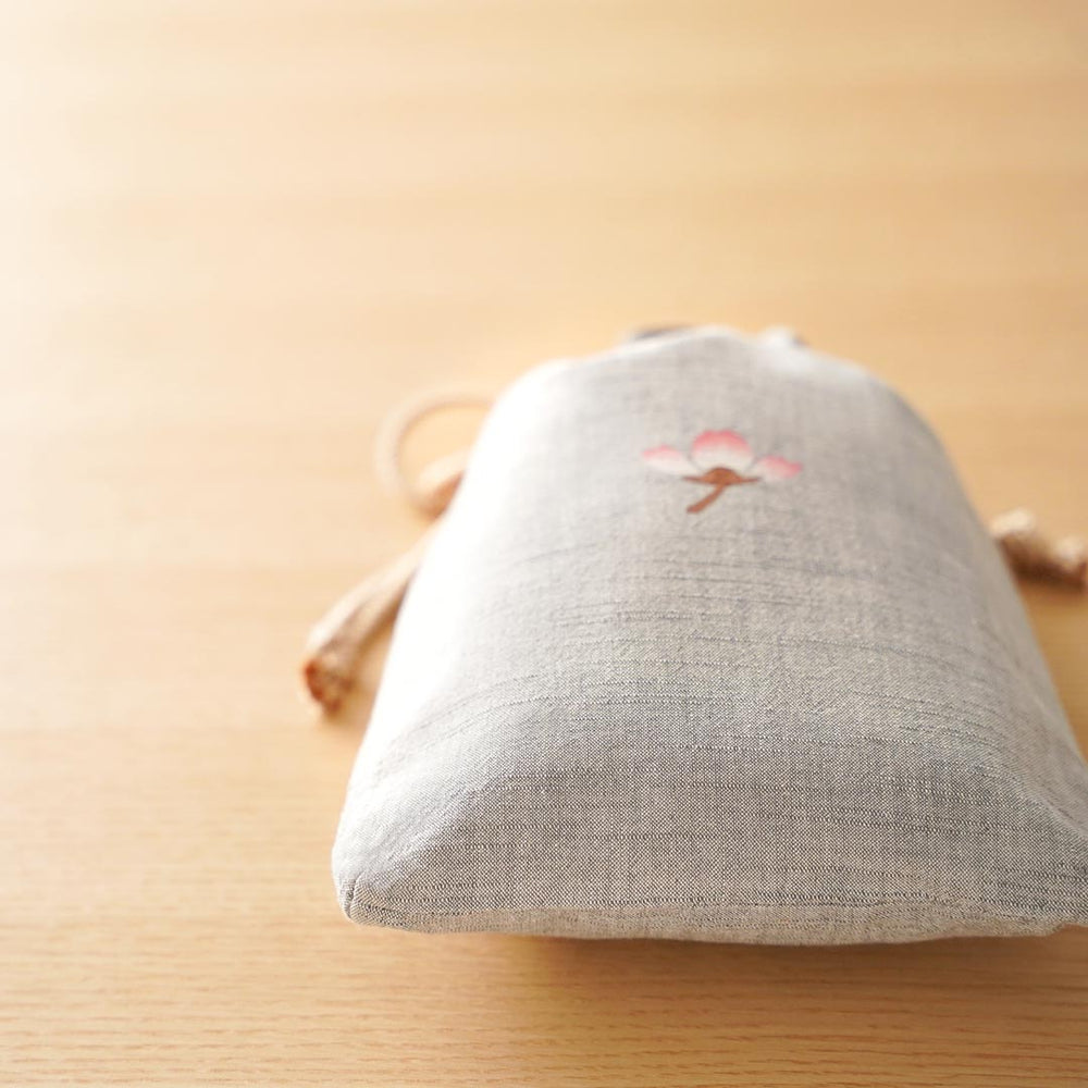 
                  
                    浅草の型染め工房本品堂（ポンピン堂）の合切袋　桜　文様　型染め　更銈　テキスタイル
                  
                