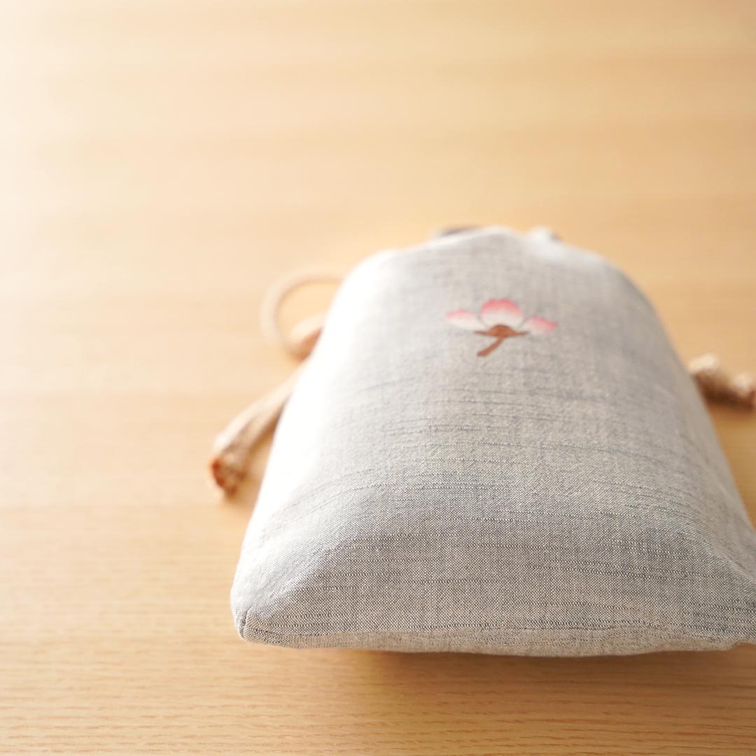 
                  
                    浅草の型染め工房本品堂（ポンピン堂）の合切袋　桜　文様　型染め　更銈　テキスタイル
                  
                