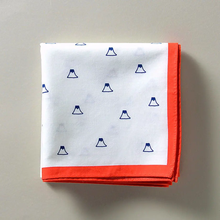 Load image into Gallery viewer, 浅草の型染め工房本品堂（ポンピン堂）のハンケチ　ハンカチ　富士山　文様　型染め　更銈　テキスタイル
