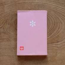 Load image into Gallery viewer, 浅草の型染め工房本品堂（ポンピン堂）のふみころも　ブックカバー　雪紋　文様　型染め　更銈　テキスタイル

