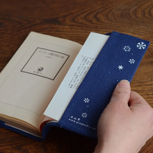 Load image into Gallery viewer, 浅草の型染め工房本品堂（ポンピン堂）のふみころも　ブックカバー　雪紋　文様　型染め　更銈　テキスタイル
