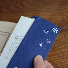 Load image into Gallery viewer, 浅草の型染め工房本品堂（ポンピン堂）のふみころも　ブックカバー　雪紋　文様　型染め　更銈　テキスタイル
