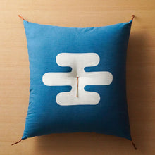 将图片加载到图库查看器，【茶席判】型染め本縫い座布団「霞」　●受注生産のためお届けまで約1ヶ月・ギフト包装不可
