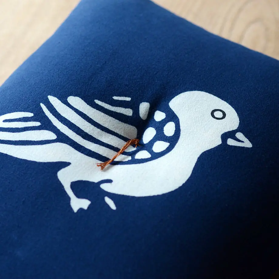 型染め本縫い小座布団「鳩」|【本品堂】公式オンラインストア – 本品堂