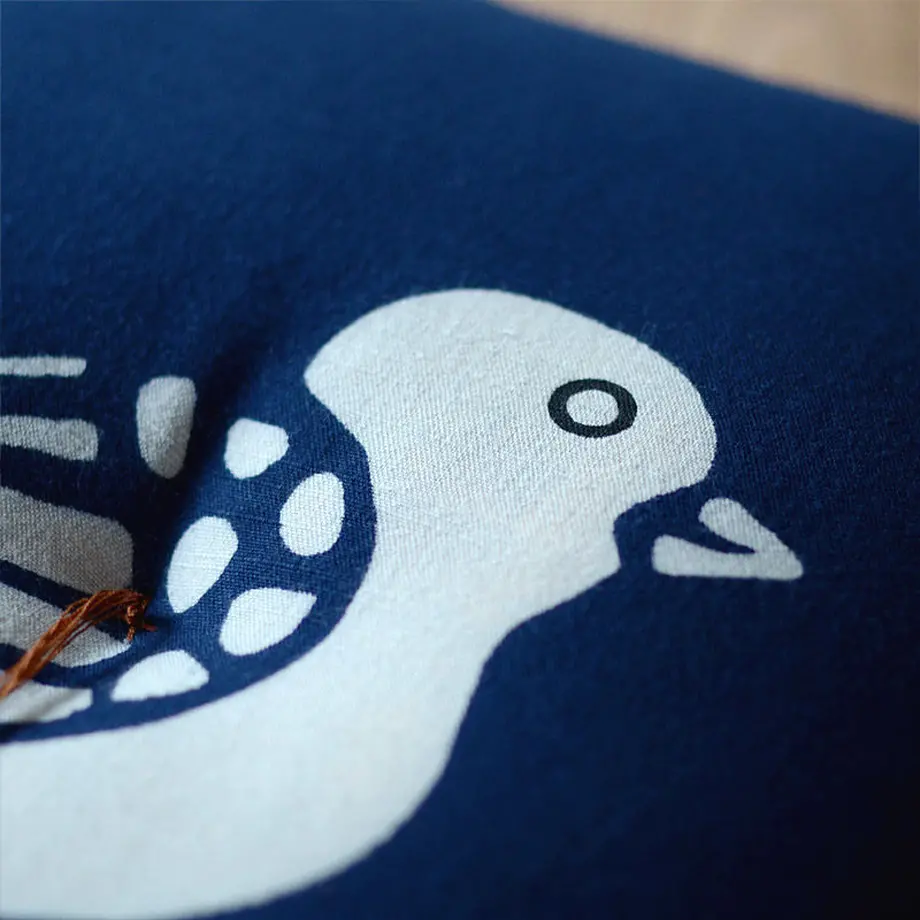 型染め本縫い小座布団「鳩」|【本品堂】公式オンラインストア – 本品堂