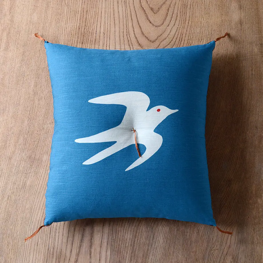 型染め本縫い小座布団「燕」|【本品堂】公式オンラインストア – 本品堂 型染め本縫い小座布団「燕」|【本品堂】公式オンラインストア – 本品堂