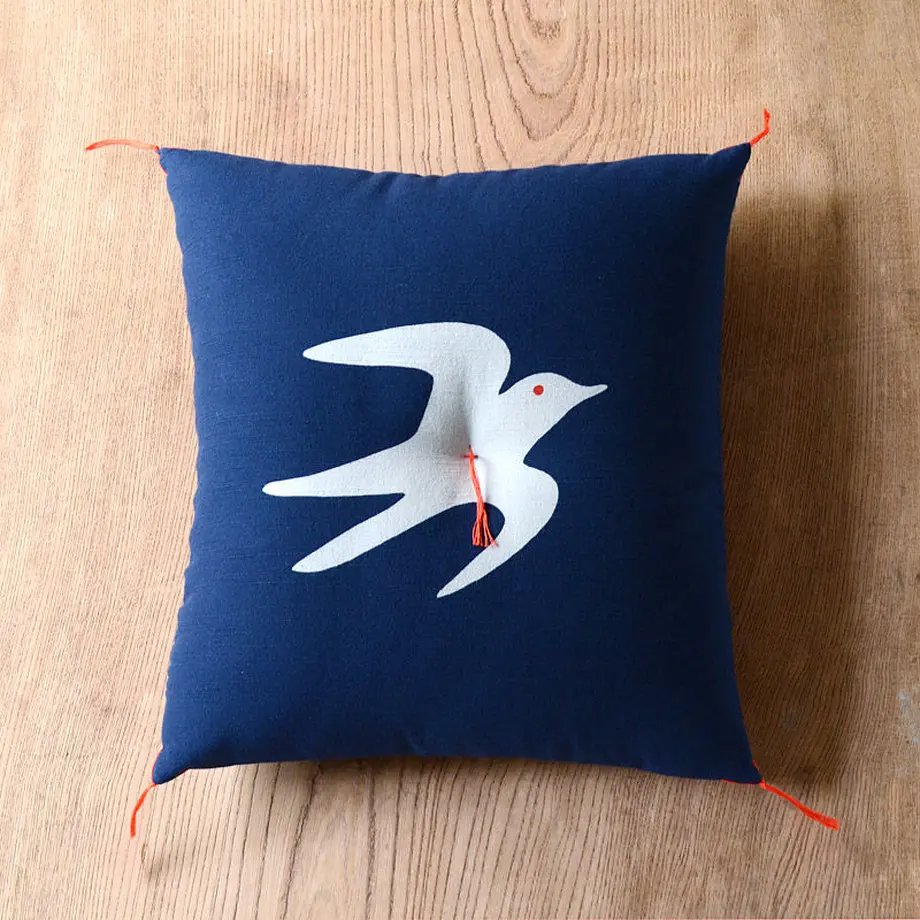 型染め本縫い小座布団「燕」|【本品堂】公式オンラインストア – 本品堂