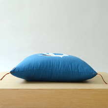 将图片加载到图库查看器，浅草の型染め工房本品堂（ポンピン堂）の型染め本縫い小座布団　燕　文様　型染め　更銈　テキスタイル
