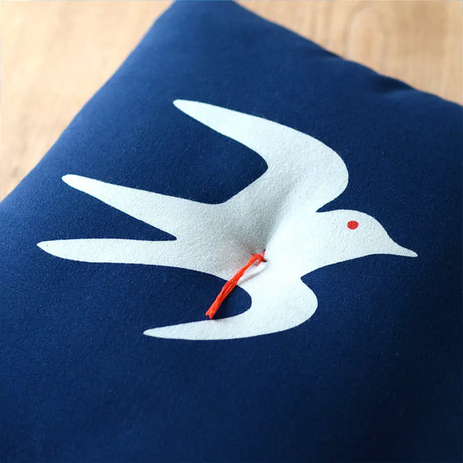 型染め本縫い小座布団「燕」|【本品堂】公式オンラインストア – 本品堂