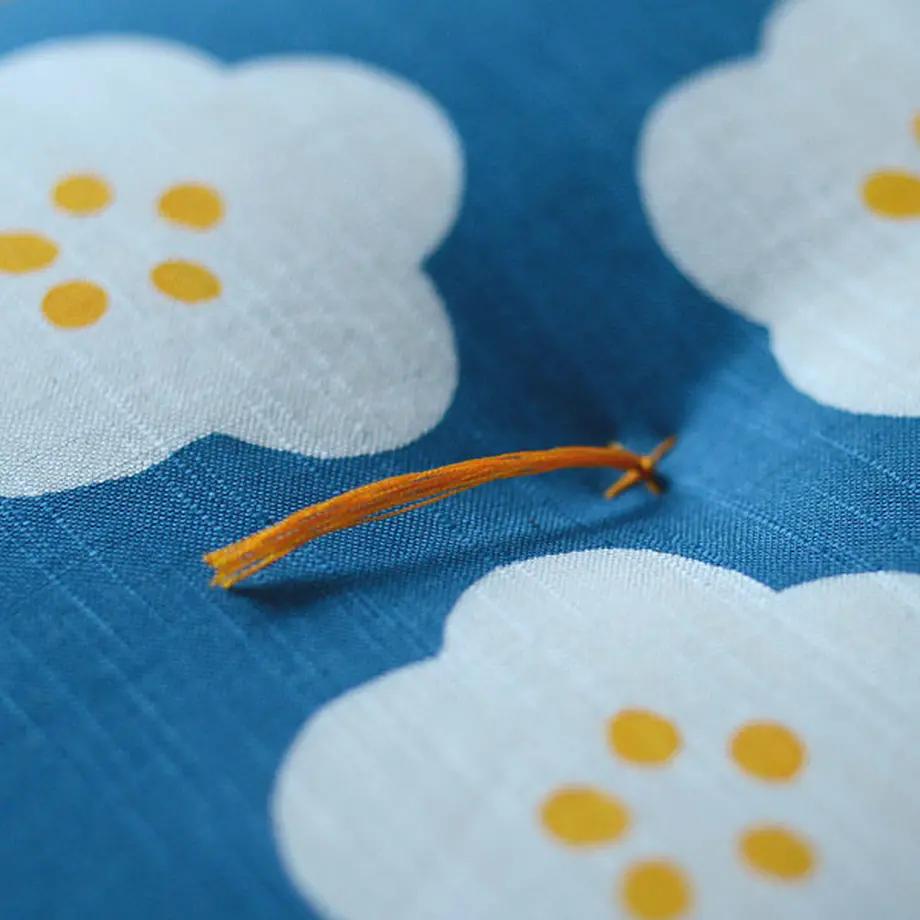 型染め本縫い小座布団「梅」|【本品堂】公式オンラインストア – 本品堂