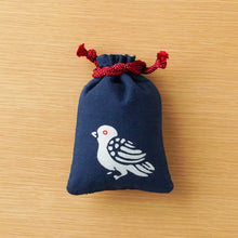 Load image into Gallery viewer, 浅草の型染め工房本品堂（ポンピン堂）の守袋　鳩　型染め　更銈　テキスタイル
