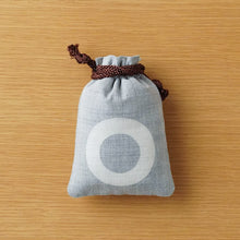 将图片加载到图库查看器，浅草の型染め工房本品堂（ポンピン堂）の守袋　蛇の目　型染め　更銈　テキスタイル

