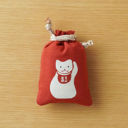 浅草の型染め工房本品堂（ポンピン堂）の守袋　招き猫　型染め　更銈　テキスタイル