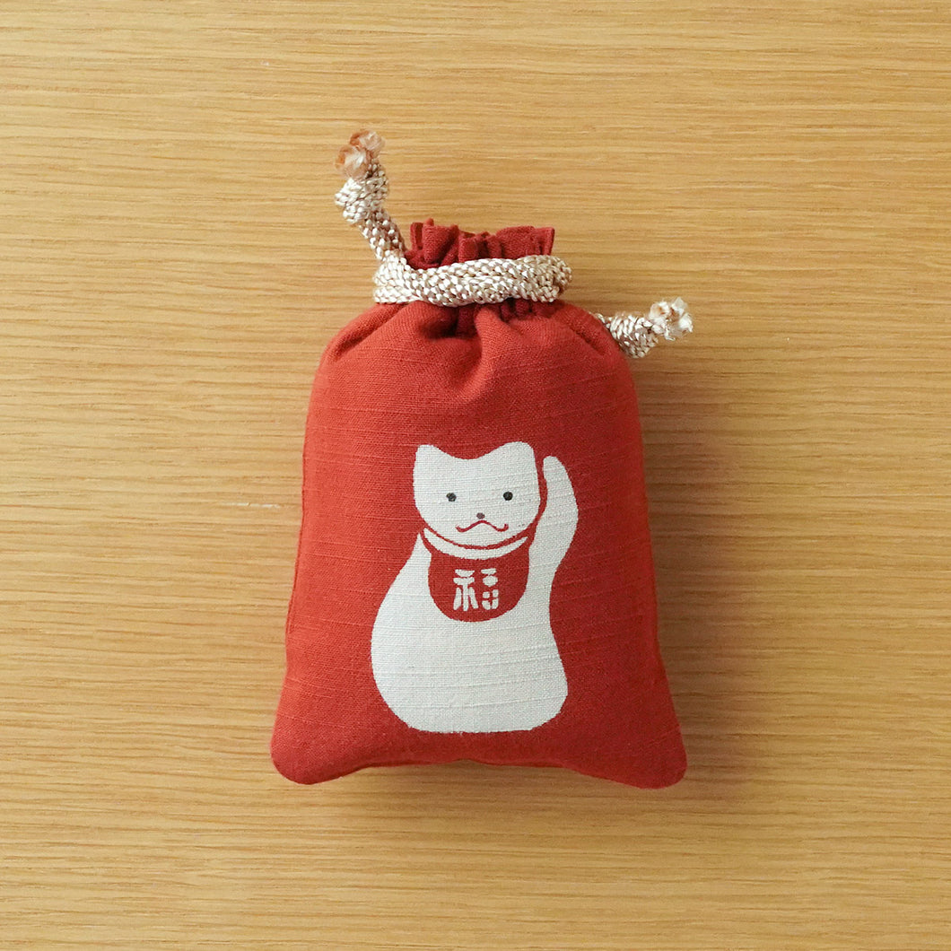 浅草の型染め工房本品堂（ポンピン堂）の守袋　招き猫　型染め　更銈　テキスタイル