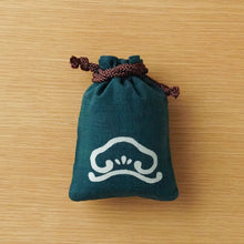 Load image into Gallery viewer, 浅草の型染め工房本品堂（ポンピン堂）の守袋　松　型染め　更銈　テキスタイル
