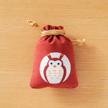 将图片加载到图库查看器，浅草の型染め工房本品堂（ポンピン堂）の守袋　赤みみずく　型染め　更銈　テキスタイル
