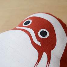 将图片加载到图库查看器，浅草の型染め工房本品堂（ポンピン堂）のぬいぐるみ　だるま　文様　型染め　更銈　テキスタイル
