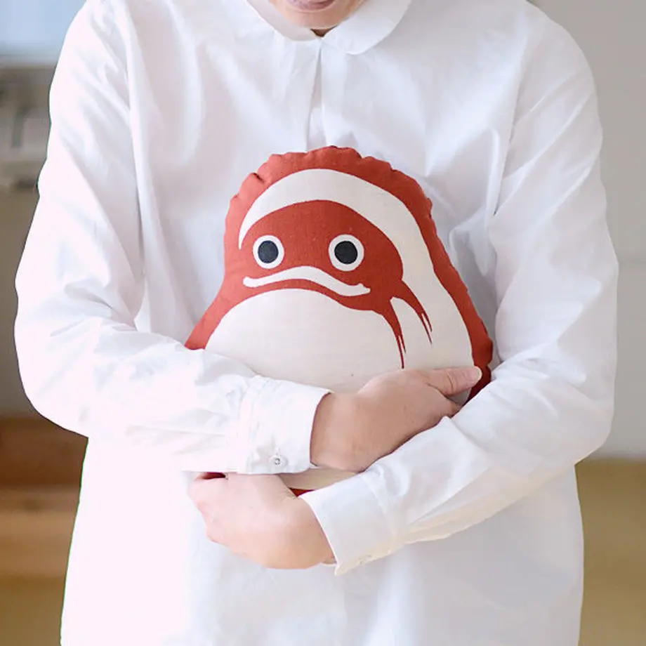 
                  
                    浅草の型染め工房本品堂（ポンピン堂）のぬいぐるみ　だるま　文様　型染め　更銈　テキスタイル
                  
                