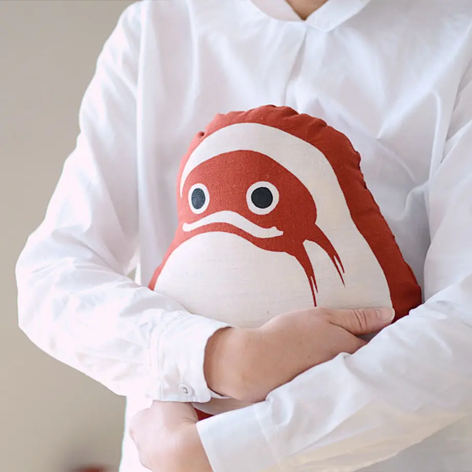 
                  
                    浅草の型染め工房本品堂（ポンピン堂）のぬいぐるみ　だるま　文様　型染め　更銈　テキスタイル
                  
                