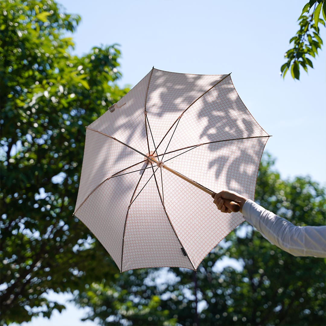 
                  
                    浅草の型染め工房本品堂（ポンピン堂）の晴雨兼用傘　JUJITSUNAGI　文様　型染め　更銈　テキスタイル
                  
                