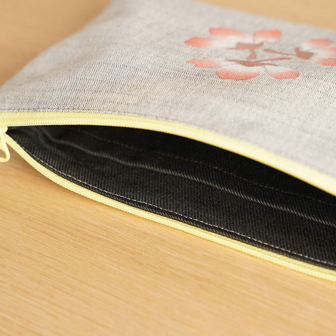 
                  
                    浅草の型染め工房本品堂（ポンピン堂）の型染めポーチ　桜　さくら　文様　型染め　更銈　テキスタイル
                  
                