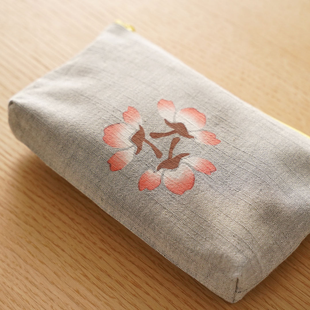 
                  
                    浅草の型染め工房本品堂（ポンピン堂）の型染めポーチ　桜　さくら　文様　型染め　更銈　テキスタイル
                  
                