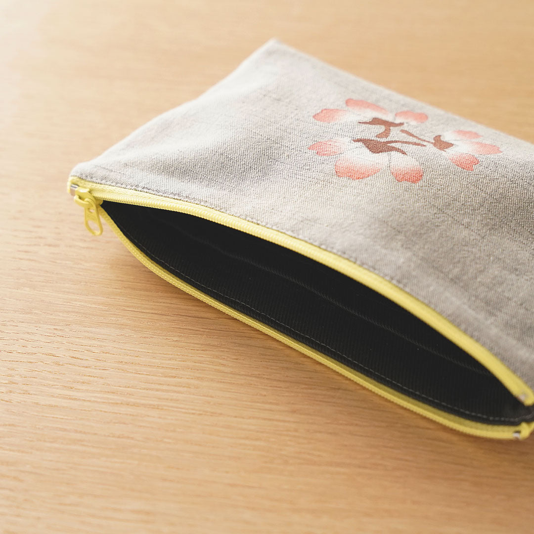 
                  
                    浅草の型染め工房本品堂（ポンピン堂）の型染めポーチ　桜　さくら　文様　型染め　更銈　テキスタイル
                  
                