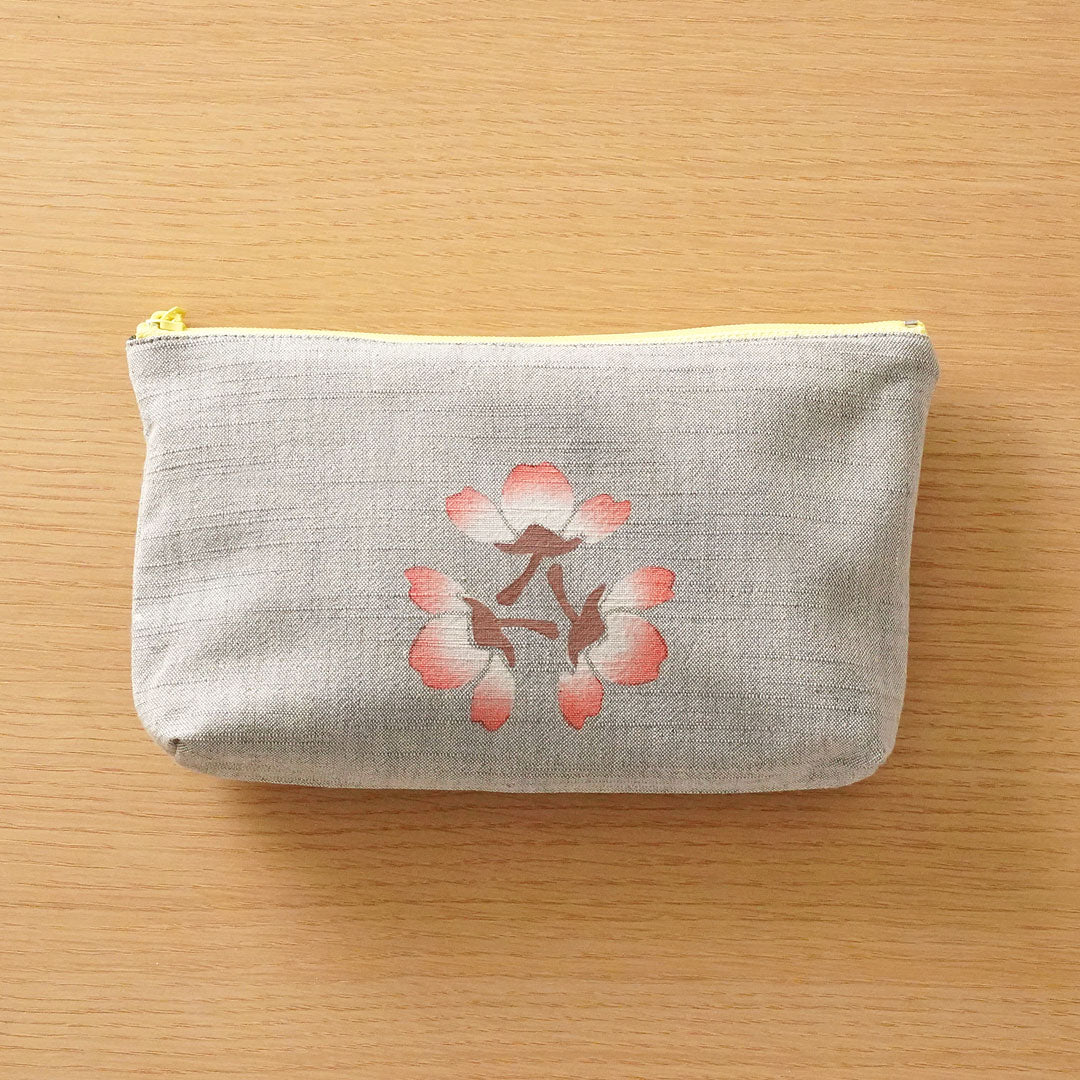 
                  
                    浅草の型染め工房本品堂（ポンピン堂）の型染めポーチ　桜　さくら　文様　型染め　更銈　テキスタイル
                  
                