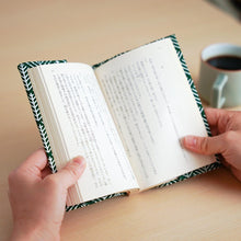 画像をギャラリービューアに読み込む, 浅草の型染め工房本品堂（ポンピン堂）のふみころも　ブックカバー　杉菱　すぎびし　文様　型染め　更銈　テキスタイル
